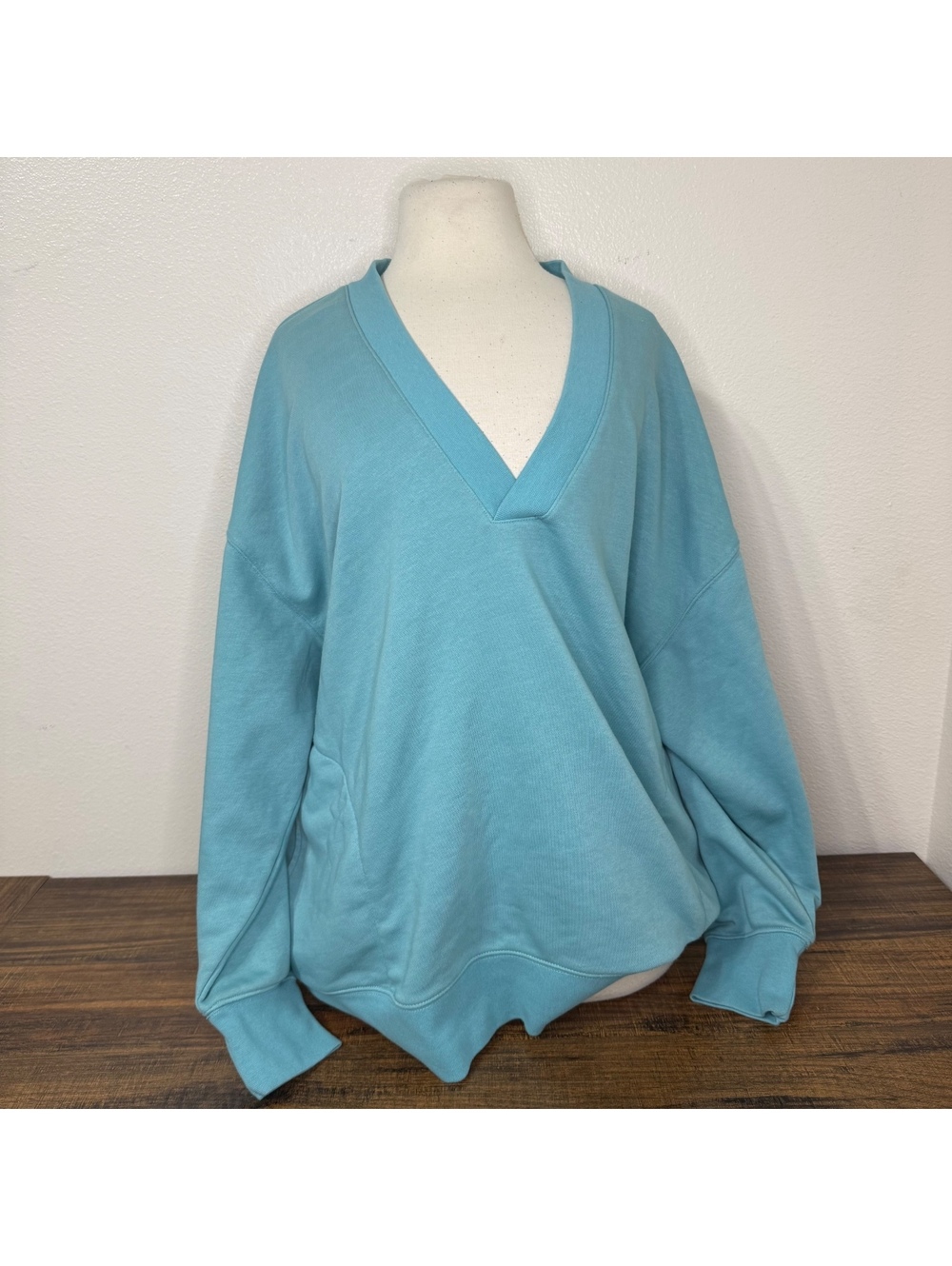 Champion XL Woman's Blue V-Neck Pullover Sweatshirt